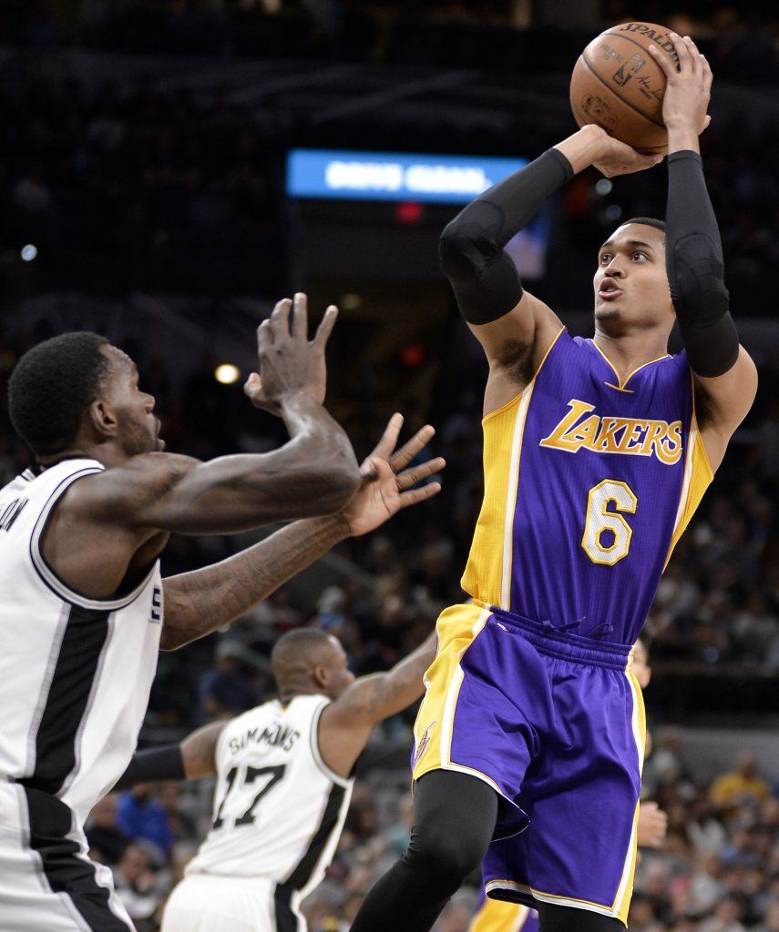 Con 19 puntos de Ennis, Lakers sorprenden a Spurs