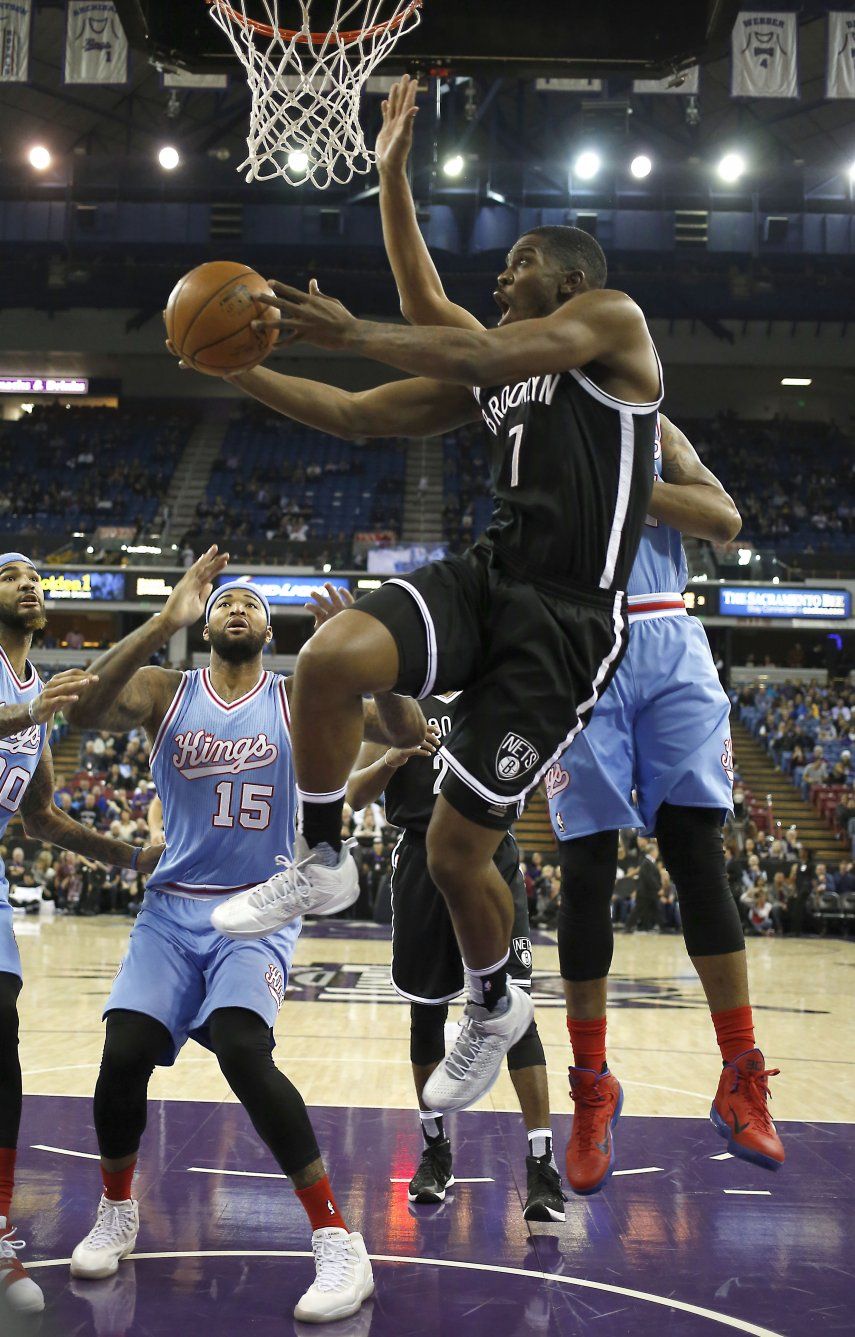Cousins anota 40 puntos, Kings derrotan a los Nets 111-109