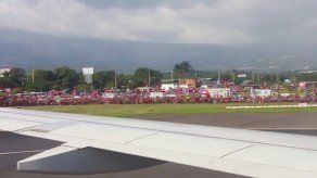 Saludan con espejos a jugadores de la selección de Costa Rica