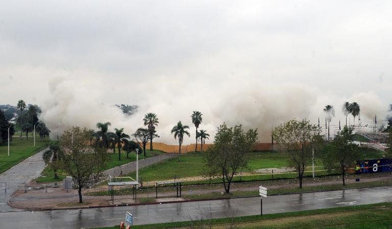 Montevideo dijo adiós a su principal coliseo de básquetbol