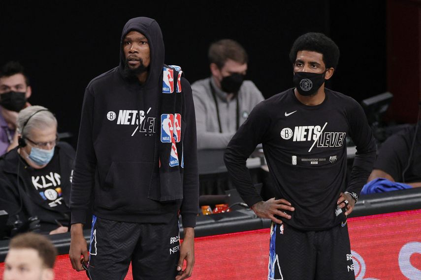 Kyrie Irving y Kevin Durant entran en protocolo contra covid-19 de la NBA