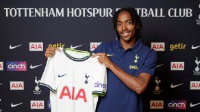 Djed Spence llega a la Premier League con el Tottenham.