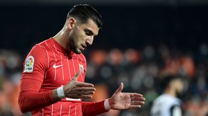 Rafa Mir es sancionado por el Valencia CF tras acusaciones de agresión sexual