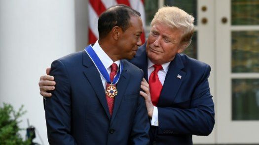 Donald Trump entrega a Tiger Woods la medalla de la Libertad