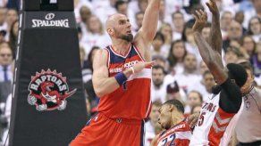 Los Rockets ganan a los Mavericks con ayuda de Howard y Harden