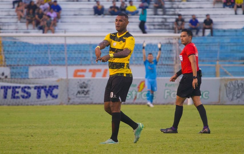 Carlos Small marca en Honduras en duelo de panas ante Samudio y Rivera
