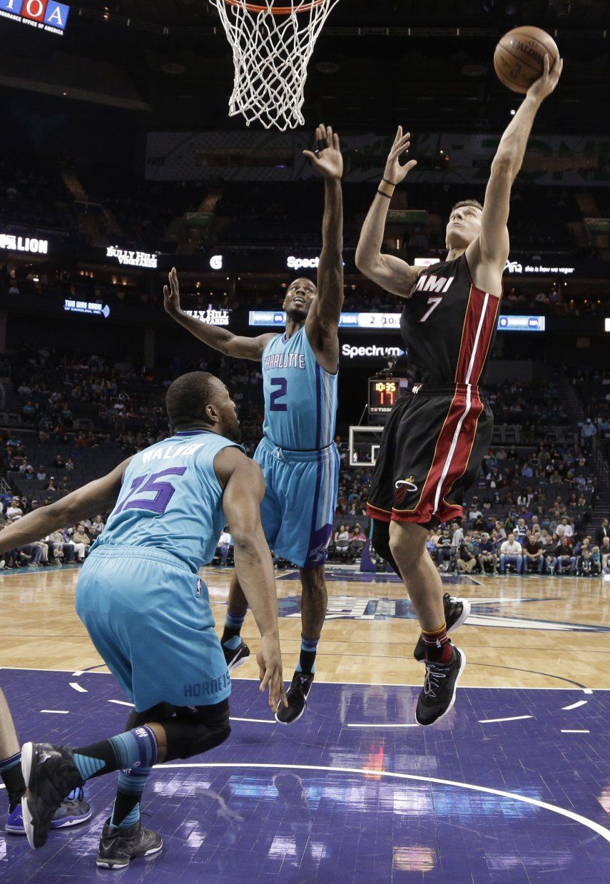 Heat gana a Hornets y revive sus aspiraciones de playoffs