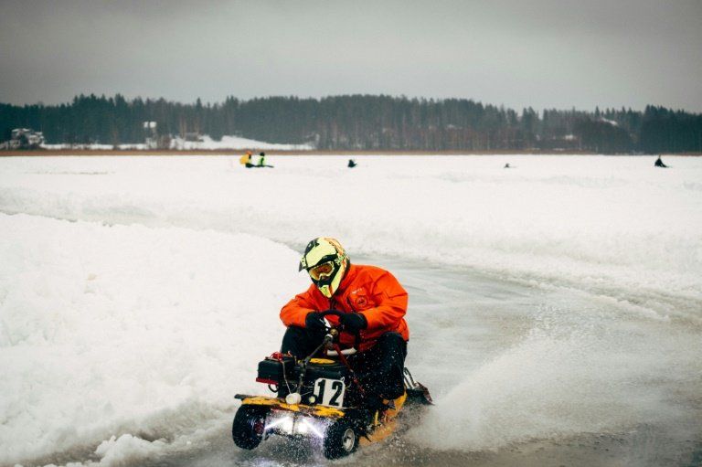 A falta de hierba, en Finlandia usan las segadoras para hacer carreras