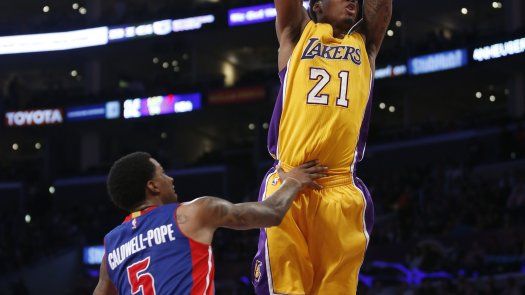 Lakers despiden racha de 5 derrotas ganando a Pistons