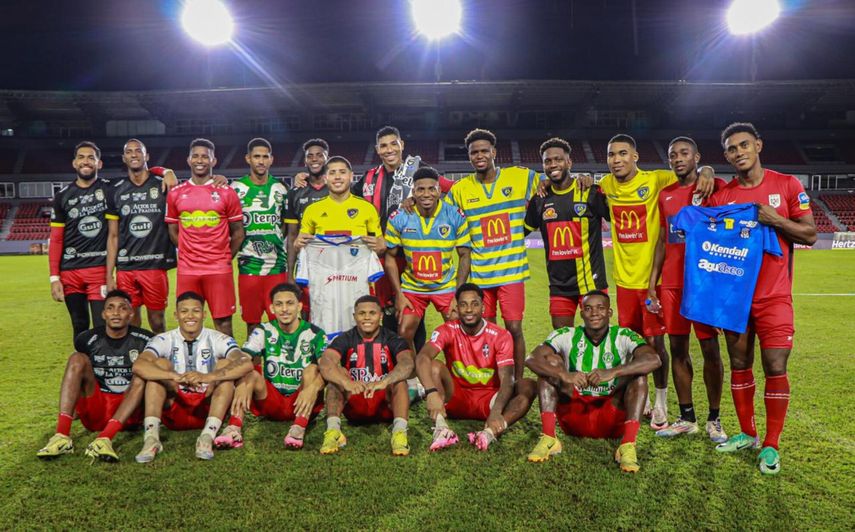 Jugadores de la selección de Panamá lucen camisetas de equipos de LPF