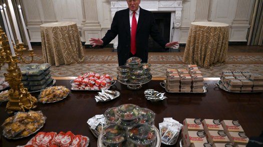 Trump festeja a campeones universitarios con hamburguesas
