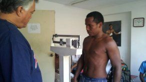 El Loco Mosquera hace el peso y va por título latino