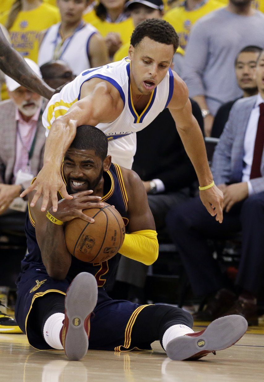 Kyrie Irving es operado de fractura en la rótula