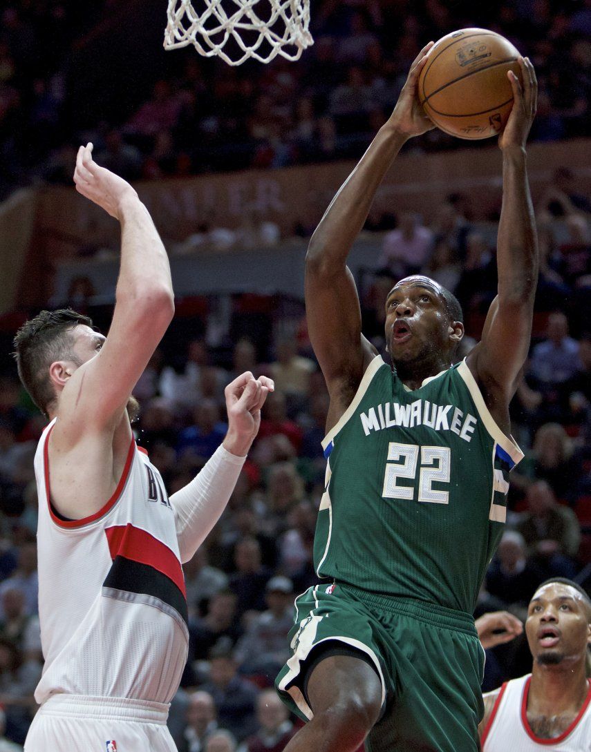 Middleton aporta 26 y Bucks superan a Blazers