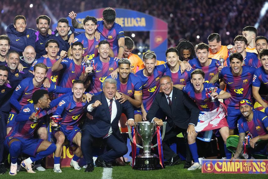 Ronald Araujo levanta el título del FC Barcelona de LaLiga