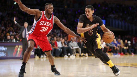 Williams anota 24 puntos, Lakers remontan y ganan a 76ers