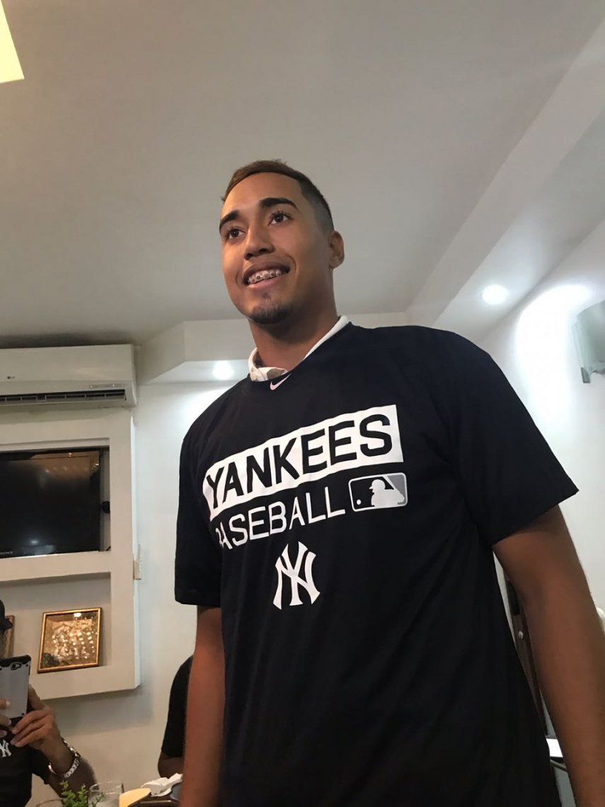 Juan Diego Crisp firma con los Yankees de Nueva York