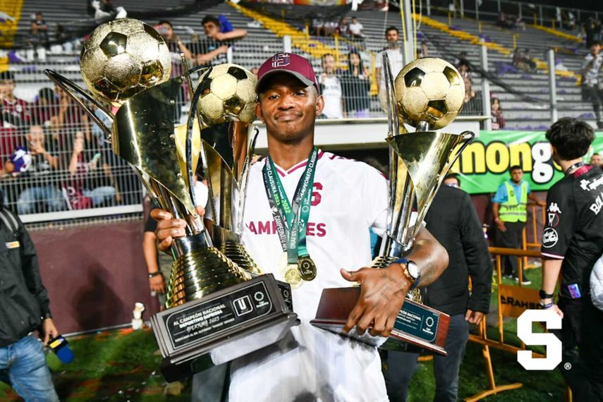 Fidel Escobar se corona campeón de Costa Rica con Saprissa