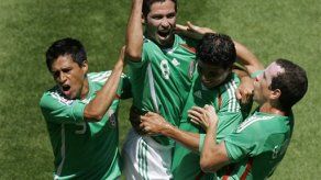 Mundial: México vence 2-1 a EEUU y se mete en pelea