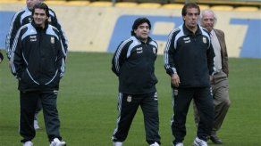 Mundial: Maradona aprueba estadio Central para clásico con Brasil