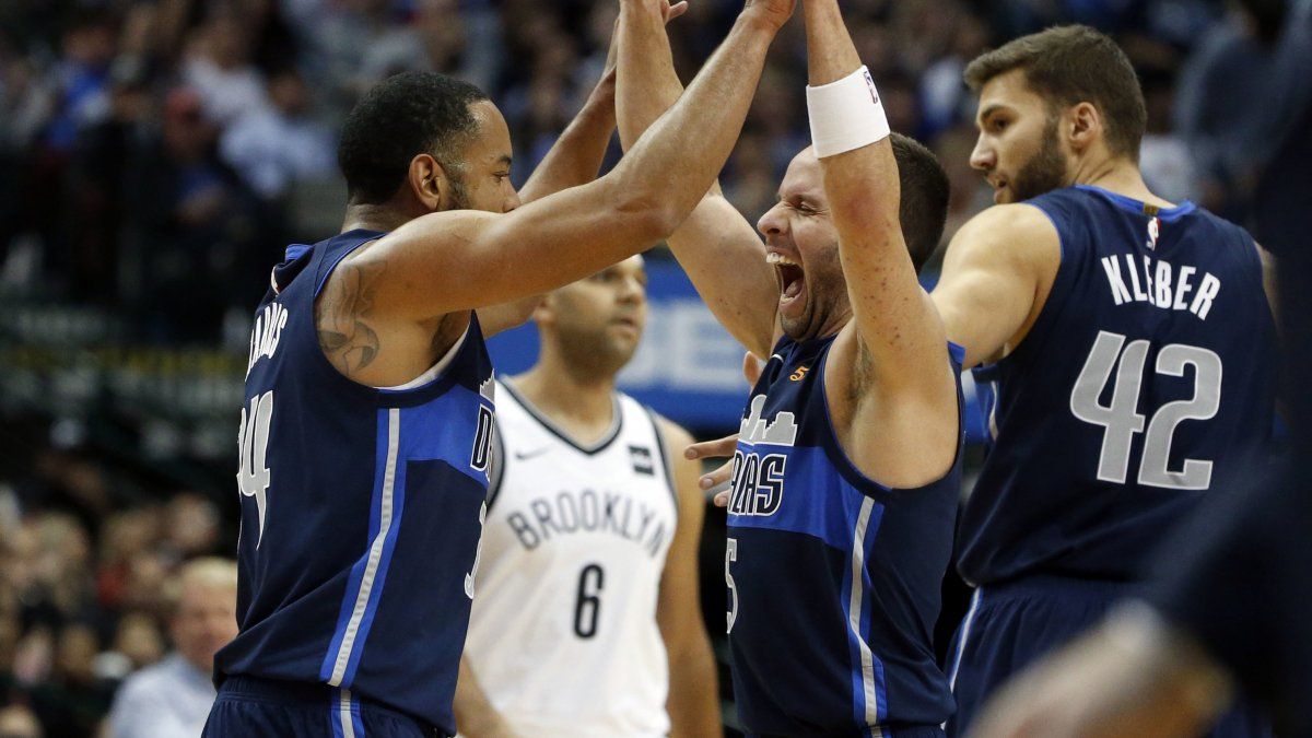 Barnes logra 28 puntos; Mavs se imponen a Nets