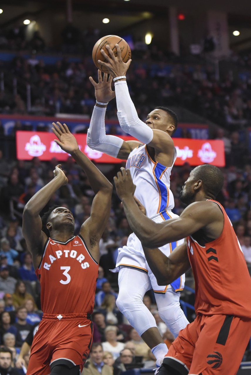 Con ‘doble doble’ de Westbrook, Thunder aplasta a Raptors