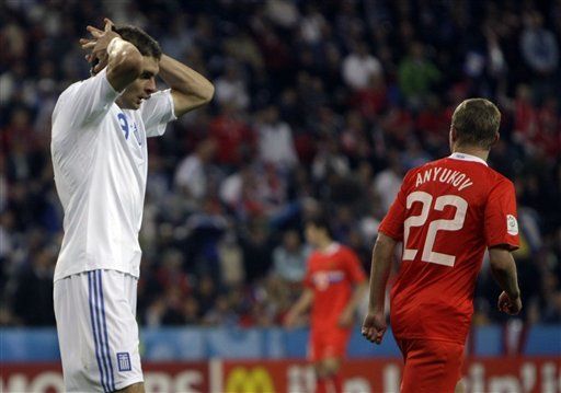 Euro: España cumple primer objetivo; Grecia emprende la partida