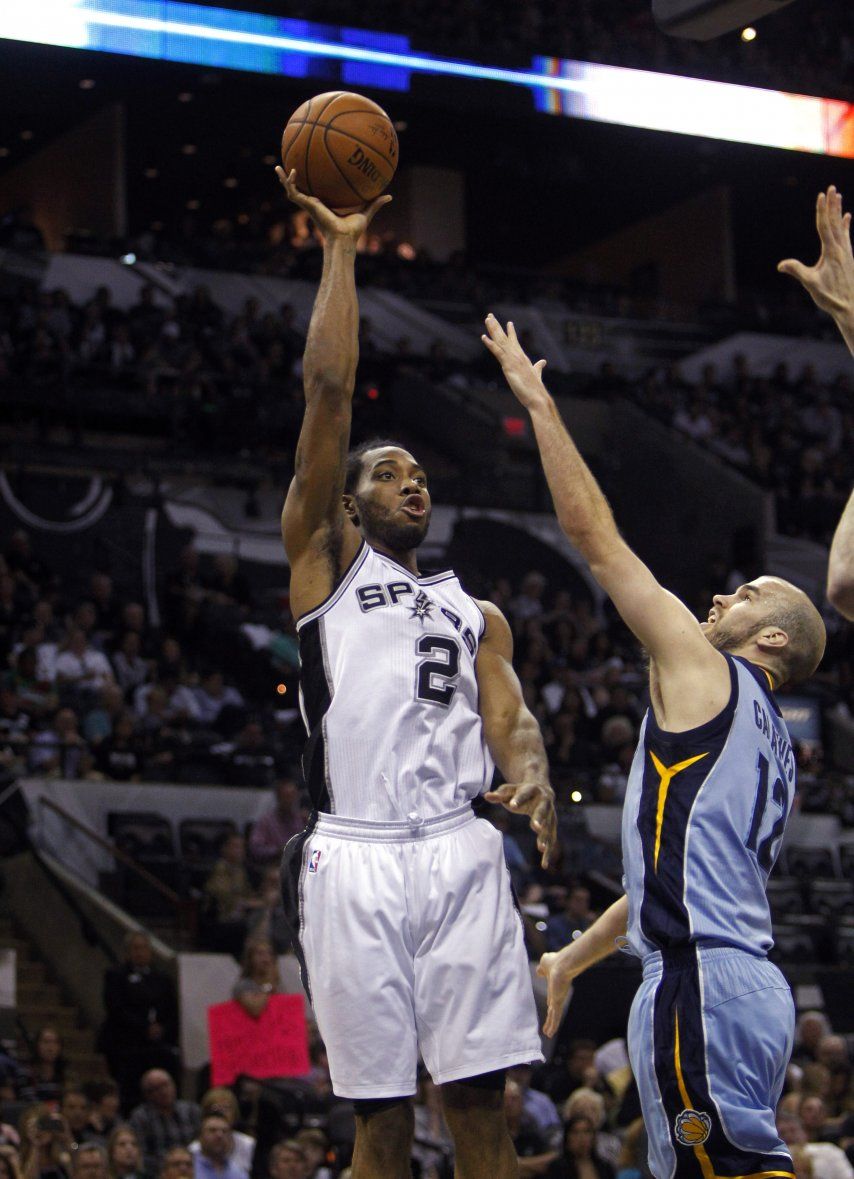 Leonard aporta doble doble; Spurs vencen a Grizzlies