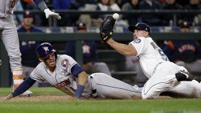 Altuve y el bullpen logran remontada de Astros sobre Seattle