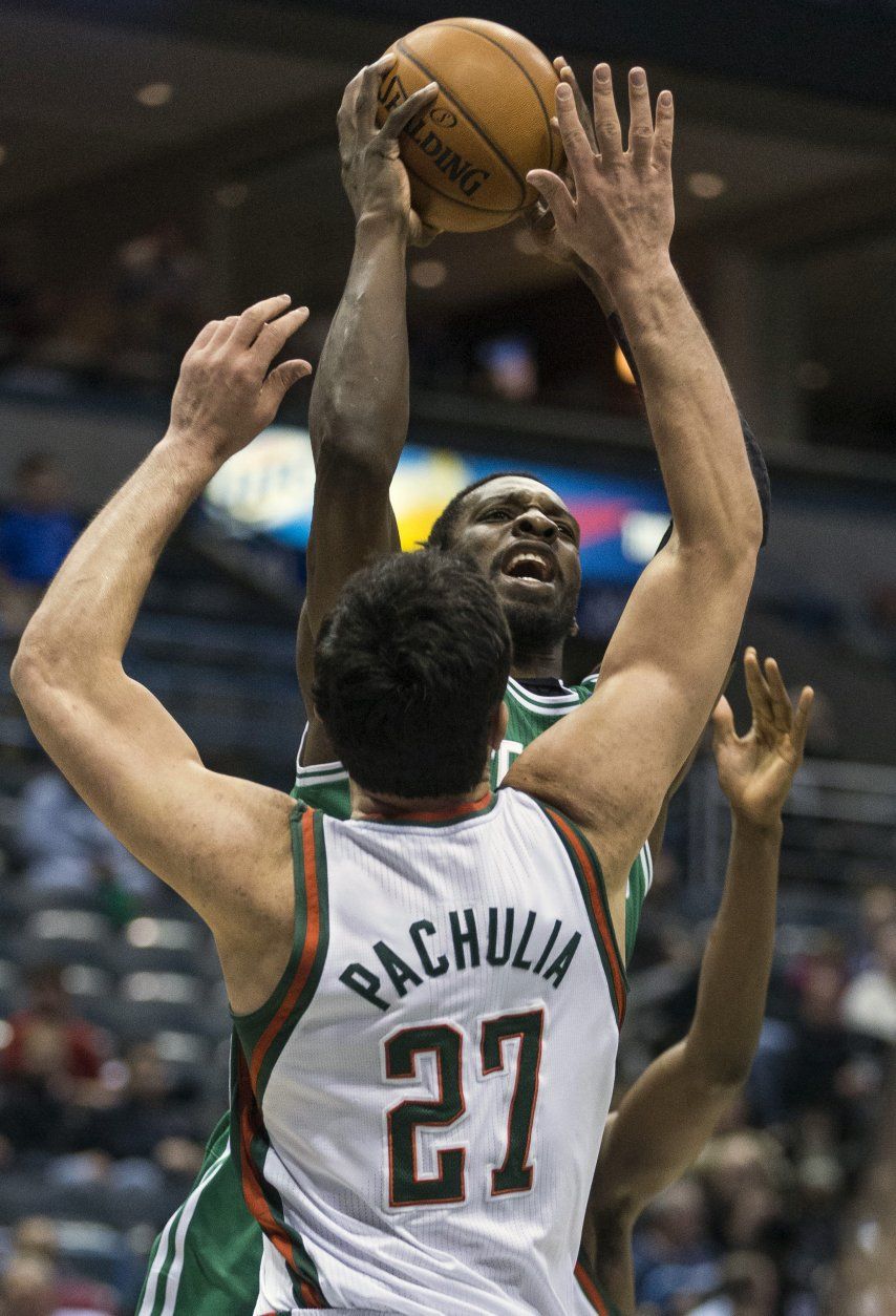 Green guía a Celtics a triunfo sobre Bucks