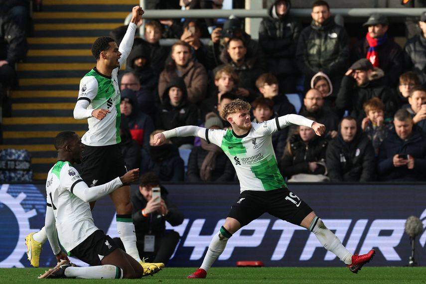 Liverpool remonta ante Crystal Palace y se colocan lideres provisionales