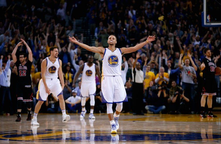 Stephen Curry sigue como líder anotador en la NBA