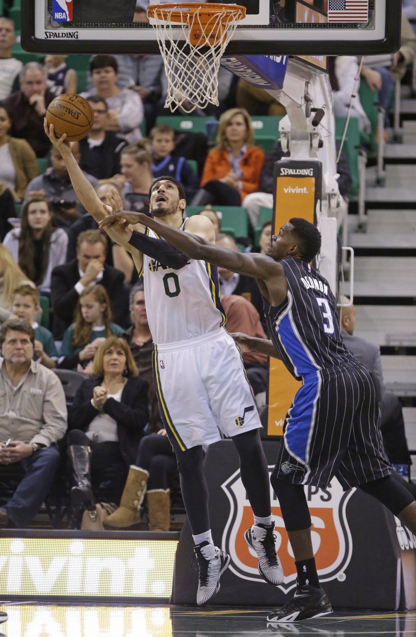 Magic resiste embestida de Jazz y vence