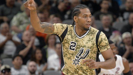 Leonard anota 32 puntos en triunfo de Spurs sobre Miami