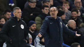 Sarri se tambalea como técnico de Chelsea