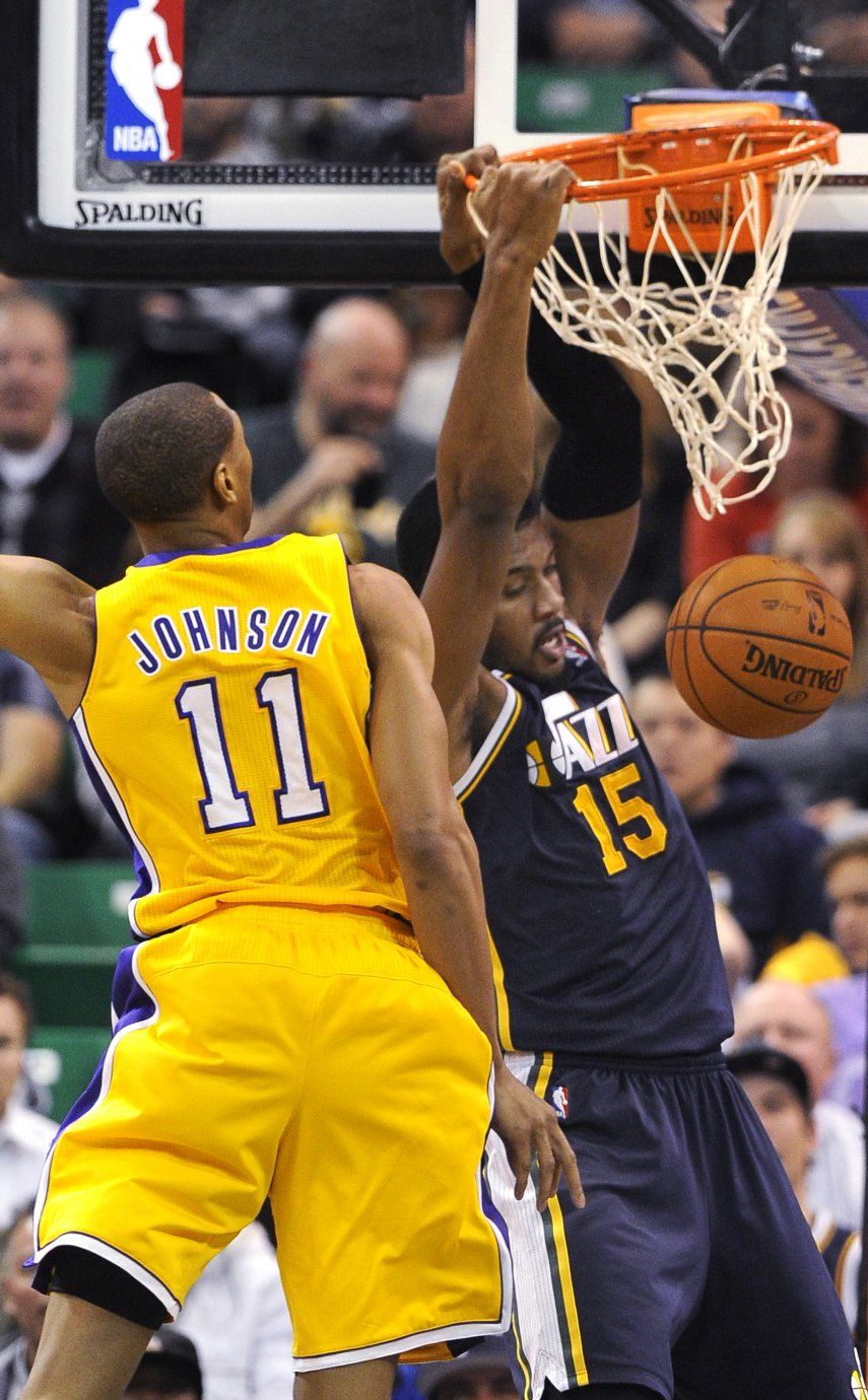 Clavada de Favors decide victoria de Jazz