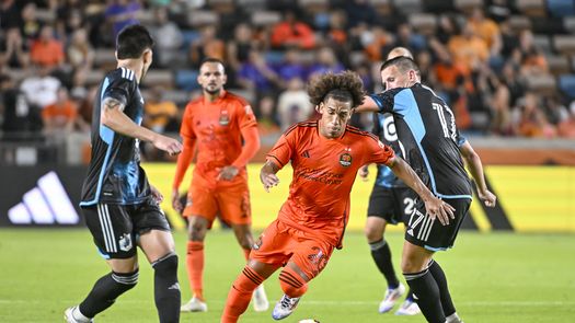 Adalberto Carrasquilla fue expulsado en el duelo de playoffs frente a Seattle
