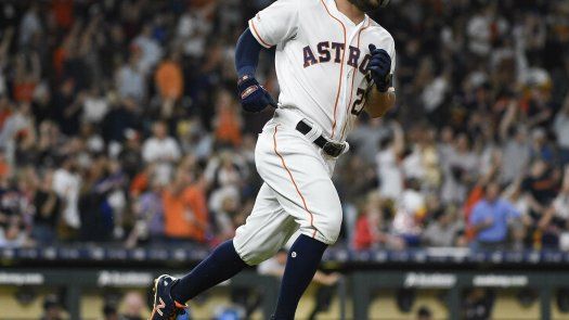 Altuve pega su 100mo jonrón, Astros se imponen a Yankees