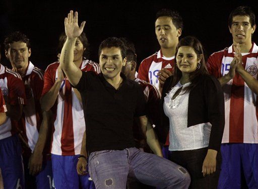 Paraguay vence 2-0 a Costa Rica y rinde homenaje a Cabañas