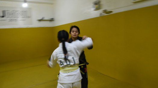 Una campeona filipina de jiu-jitsu combate contra la pederastia