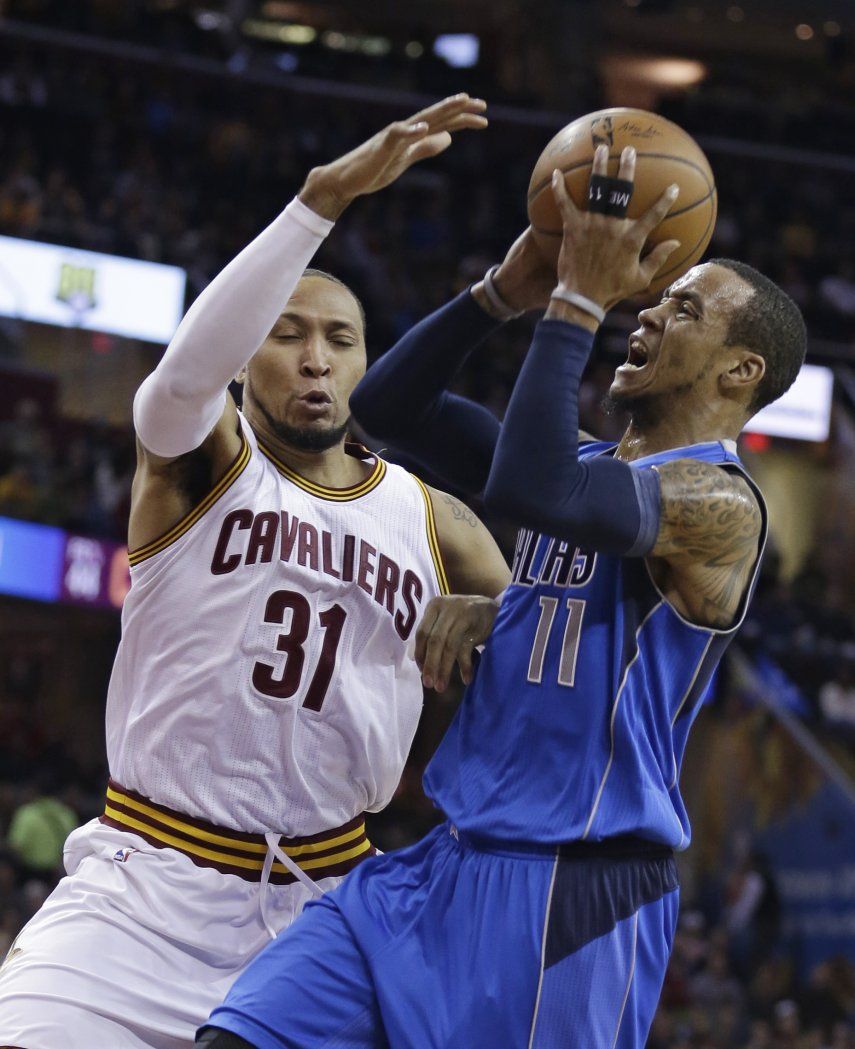 Ellis lidera triunfo de Mavericks en Cleveland