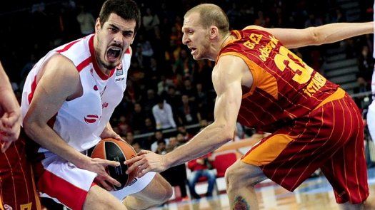 Seguidor serbio de Estrella Roja de básquet muere apuñalado en Estambul