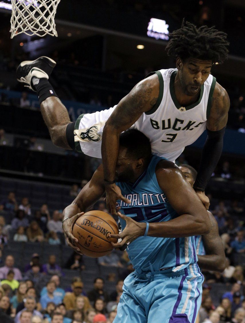 Hornets vencen a Bucks pese a lesión de Jefferson