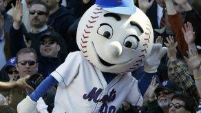 Mr.Met hace señal obscena con el dedo a un fanático