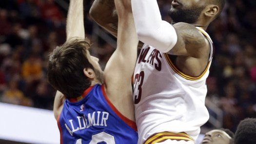 James anota 20 en reñida victoria de Cavaliers ante 76ers