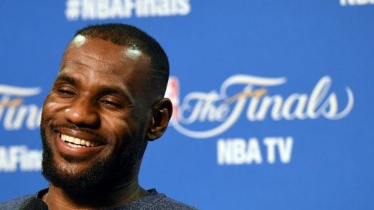 Nike firma a LeBron James con un lucrativo acuerdo vitalicio