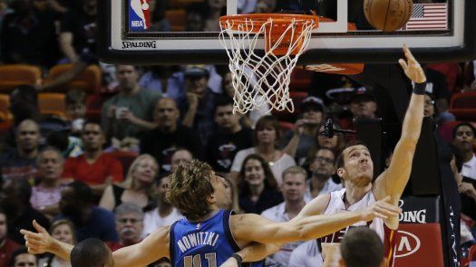 Whiteside aporta 25 puntos por Heat para superar a Mavericks