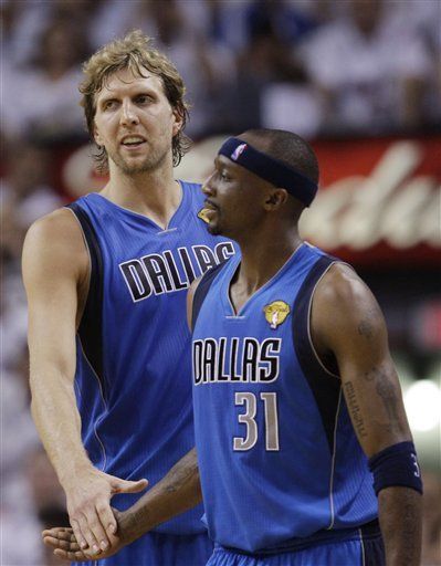 Los emocionales puntos de Terry alimentaron el repunte de Dallas