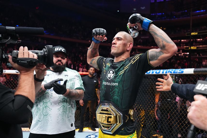 UFC: Alex Pereira derrota por KO a Procházka para coronarse campeón semicompleto