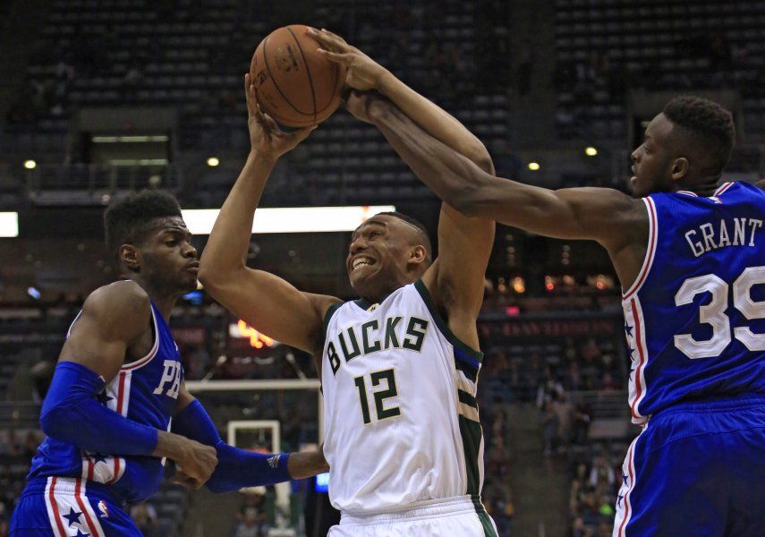 Bucks vencen a 76ers, en el regreso de Parker
